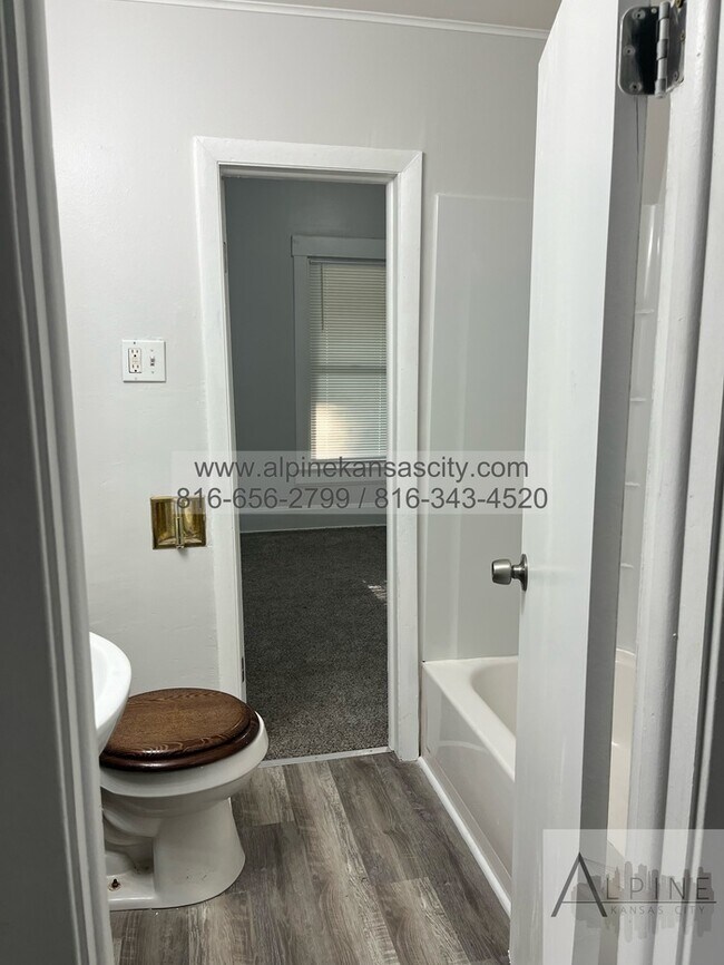 Building Photo - Independence Home Available