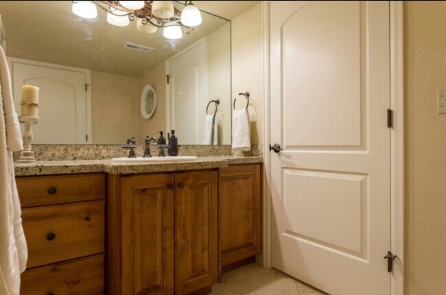 Building Photo - Ivy Lane Townhome | Provo