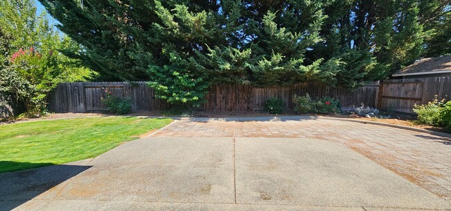 Building Photo - Open Concept Living Close to Downtown Gran...