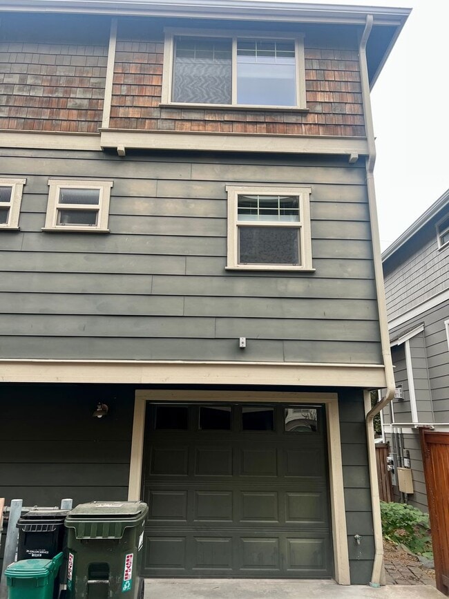 Building Photo - Available 1/0! Cozy townhouse in the Mt Baker neighborhood.