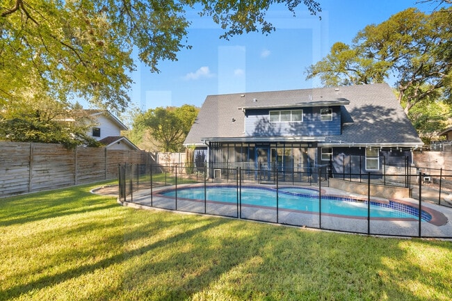 Building Photo - 1705 Deerfield Dr