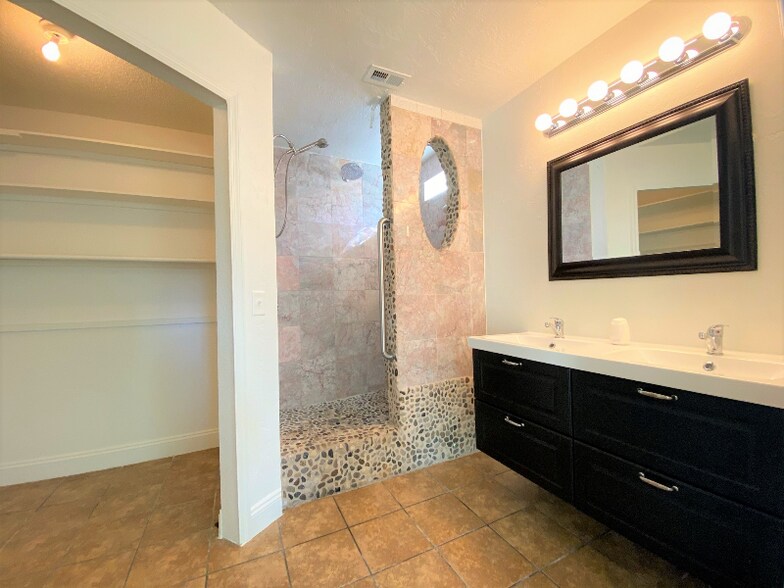 Building Photo - 925 Belvoir Dr