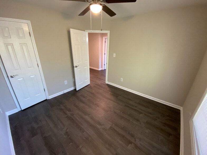 Building Photo - Room in Duplex on Lee St