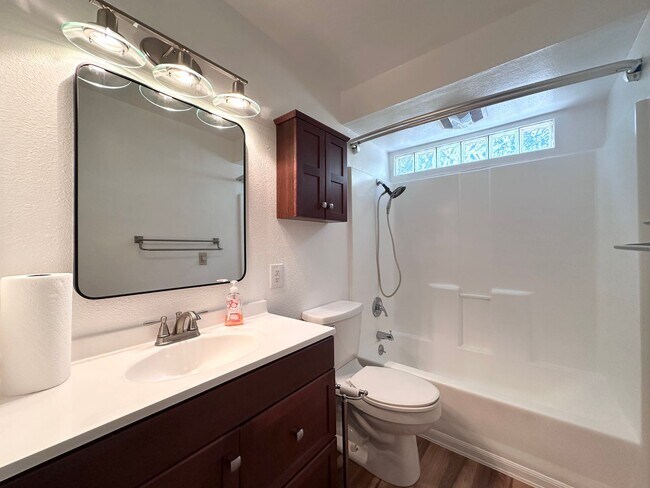 Building Photo - 2 Bed 1 Bath Duplex near Gresham Station!