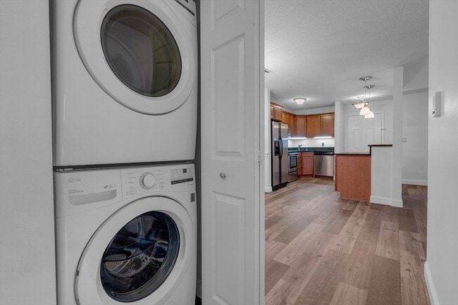 Building Photo - 300 Brookside Dr