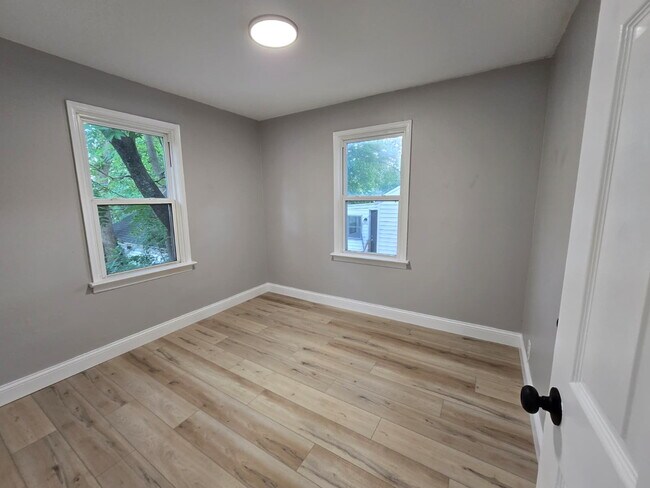 Building Photo - Cozy & Convenient 3-Bedroom Home in St. Lo...
