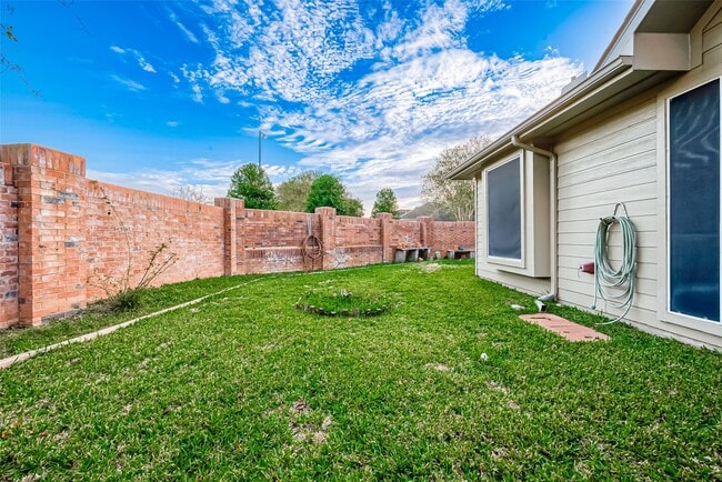 Building Photo - 643 Avery Dr