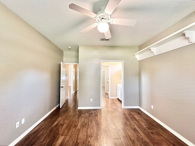 Building Photo - Tour Today! Show Stopping Home in Flint!