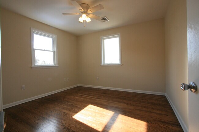 Bedroom with ceiling fans - 420 W Cypress St