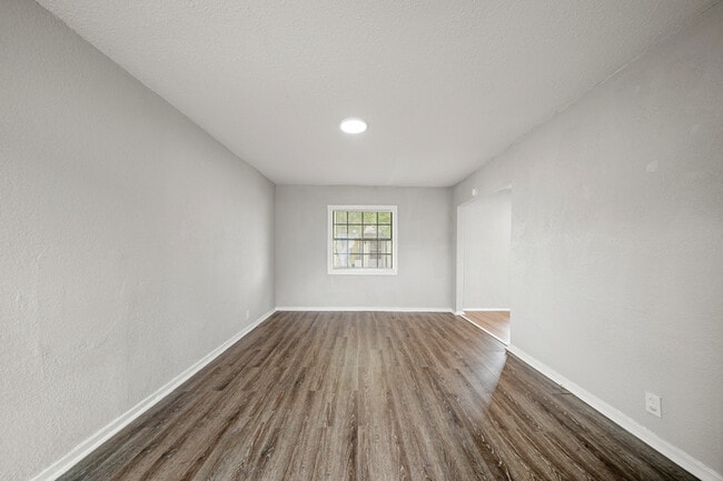 Building Photo - 1723 W 5th St