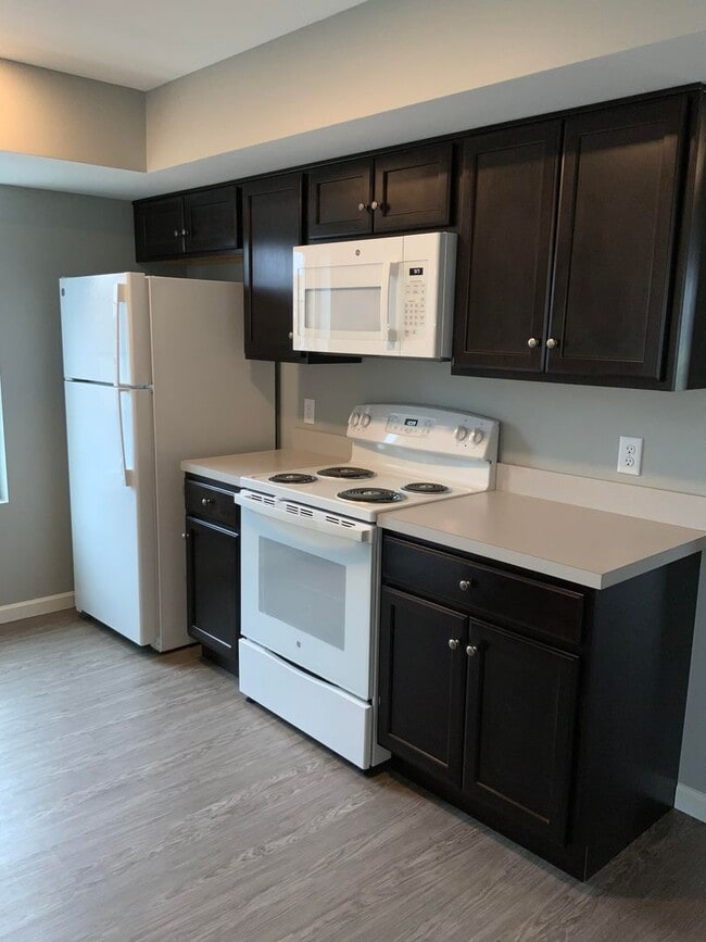 Building Photo - 200 Larkspur Ln