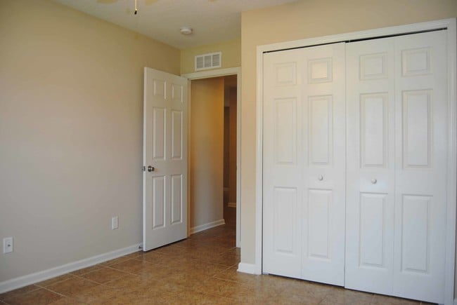 Building Photo - On the Pond in Timber Creek!