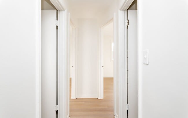 Building Photo - 4BR/2Ba house- Ready for new occupant!