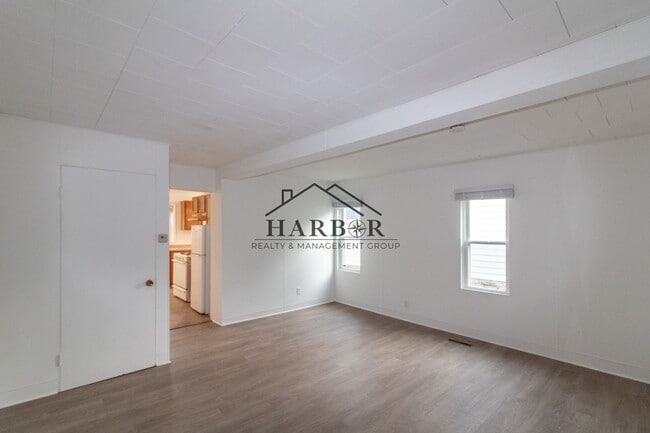 Building Photo - 224 9th Ave NW