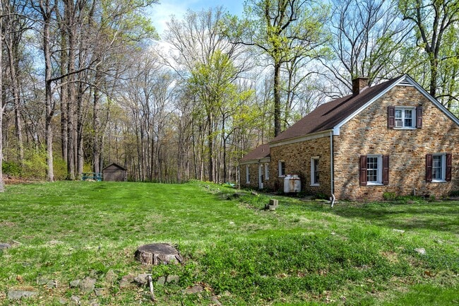 Building Photo - 223 Lambertville Headquarters Rd