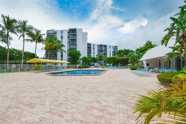 Building Photo - 20500 W Country Club Dr