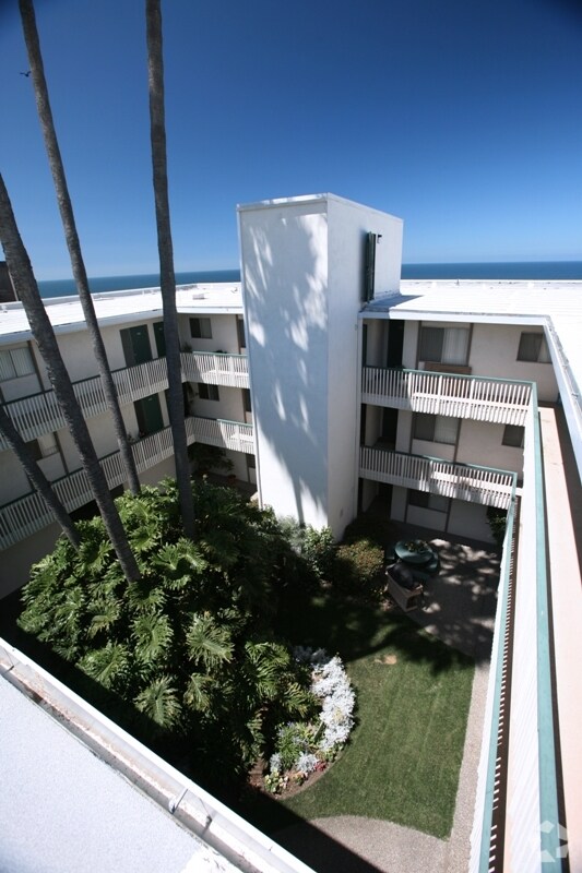 Stratford Beach Apartments 510 Stratford Ct Del Mar CA 92014