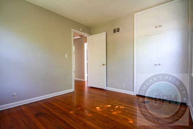 Building Photo - Discover this 3-bedroom, 1-bath home in Omaha, NE,