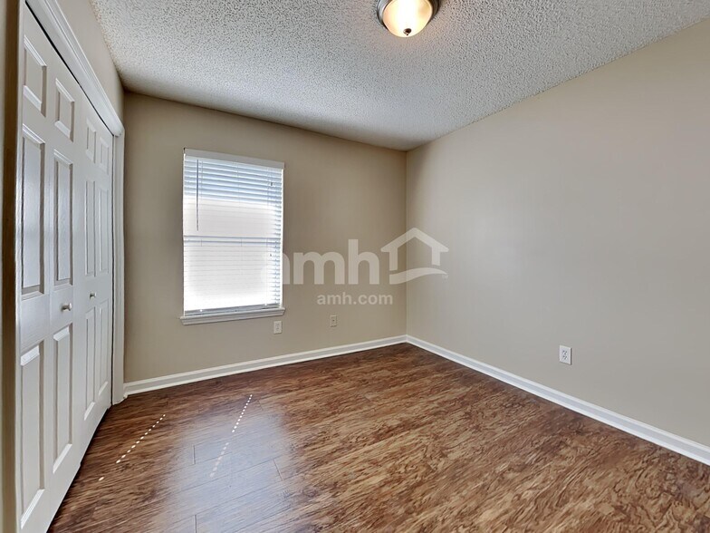 Building Photo - 840 Mackenzie Cir