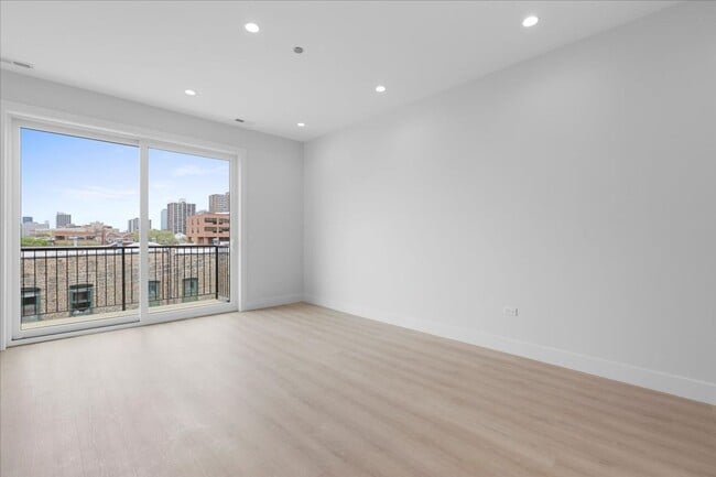 Building Photo - 904 W Dakin St