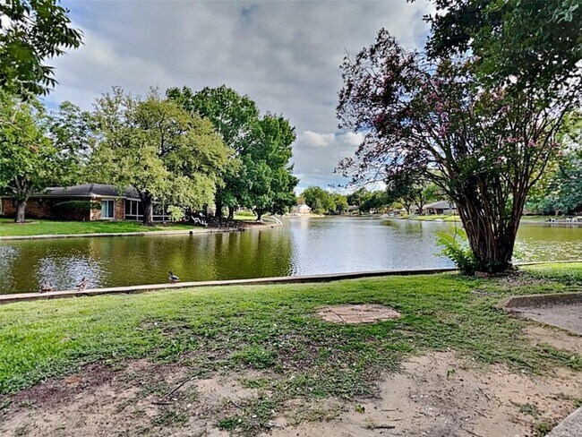 Building Photo - 2202 Briarwood Blvd