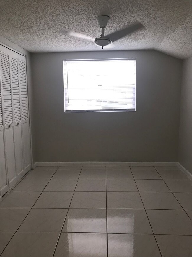 Building Photo - 3 bedroom 2 bath, corner lot