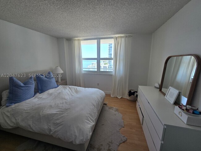 Building Photo - 1155 Brickell Bay Dr