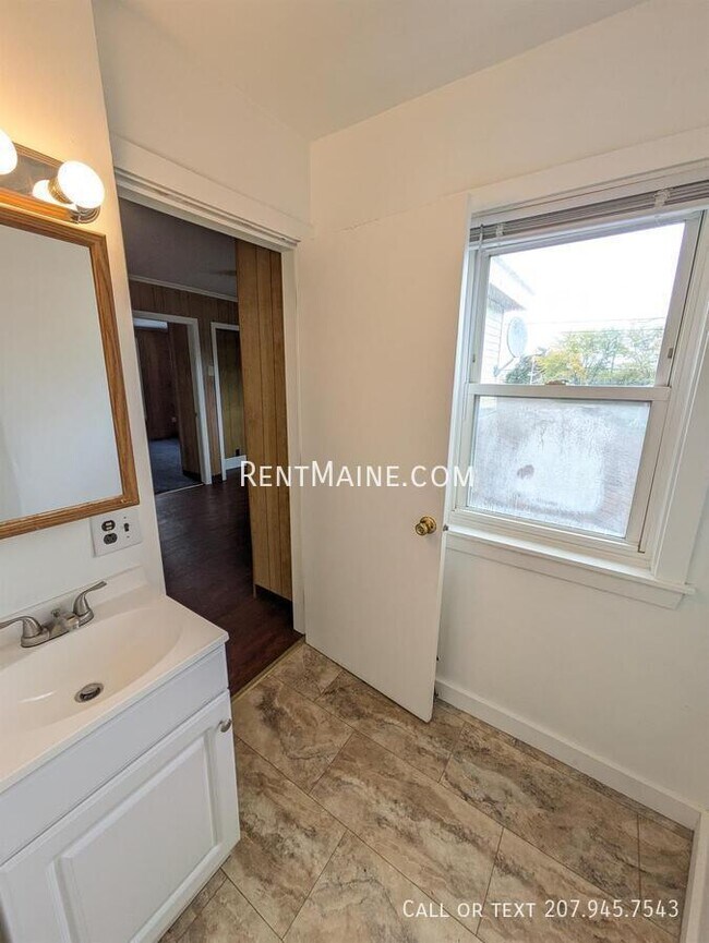 Building Photo - 575 Main St