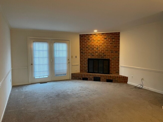 Building Photo - 2 BED, 1.5 BATH TWO STORY TOWNHOME!