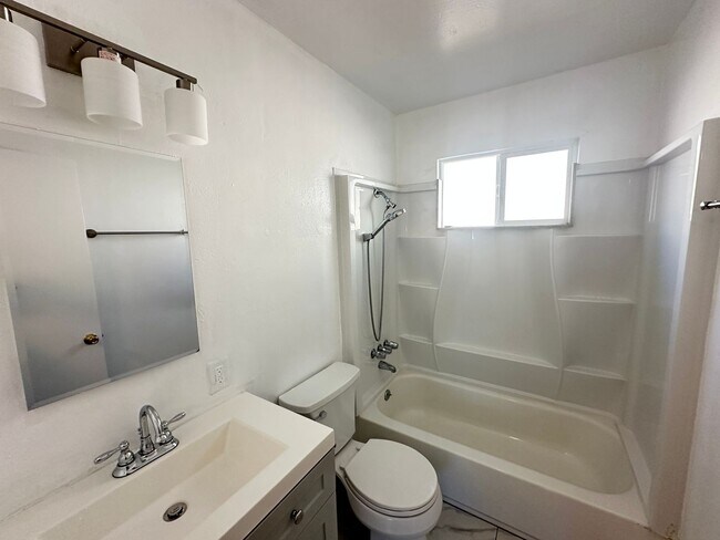 Building Photo - 3408