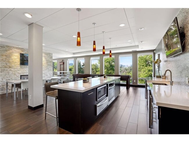 Building Photo - 401 SE Main St