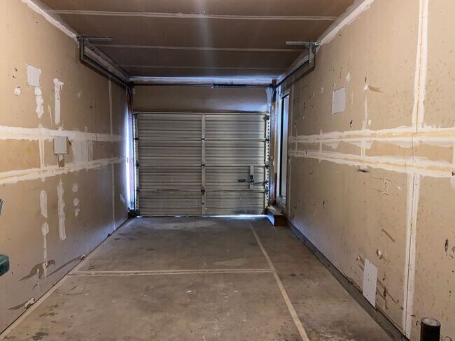 Building Photo - Reno Duplex - 1 Pet Friendly, Garage, Dishwasher, Washer/Dryer Hookups, Central A/C