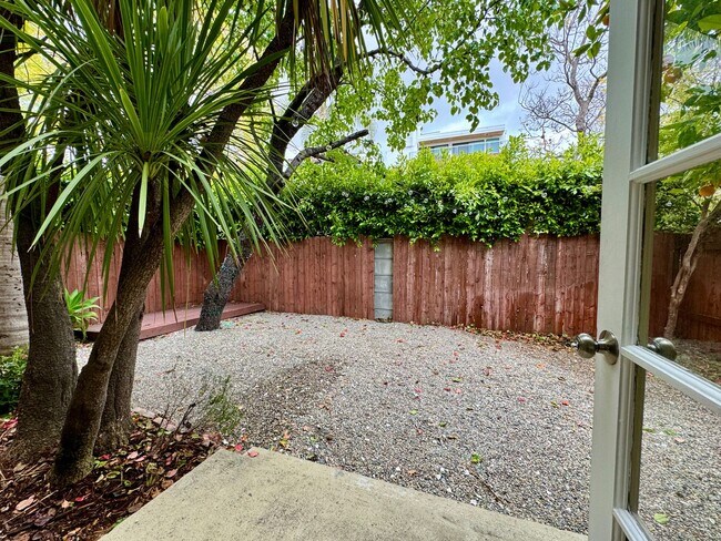 Building Photo - Charming Large 1 Bed with a Huge Private Patio