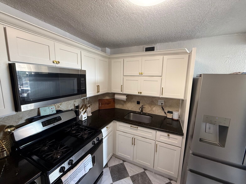 Building Photo - 13100 SW 92nd Ave