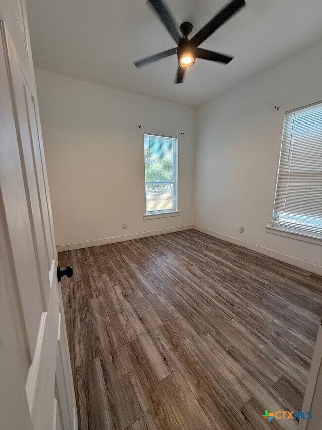 Building Photo - 120 Town View Ln