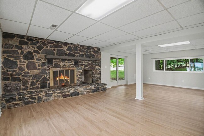 Building Photo - Home with a View!