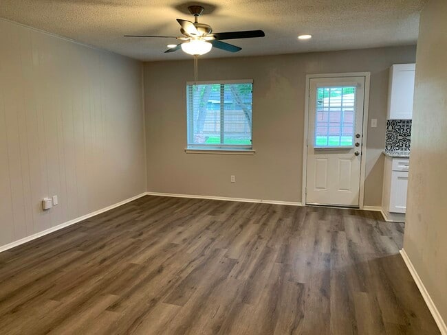Building Photo - 404 Live Oak Dr