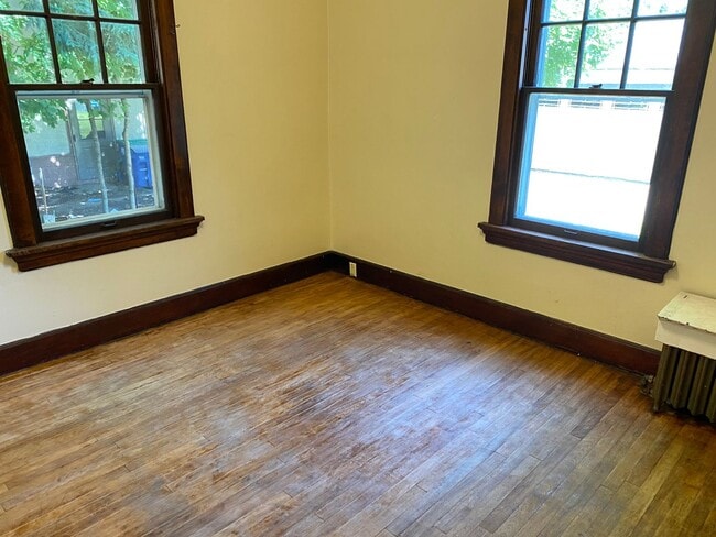 Building Photo - 4-Bedroom, 1.5-Bath Home Just A Few Blocks From Downtown