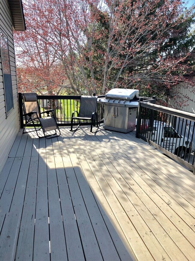 Building Photo - $3,050 |5 Bedroom 3 Bath |Fenced Backyard| Deck| Laundry| Basement