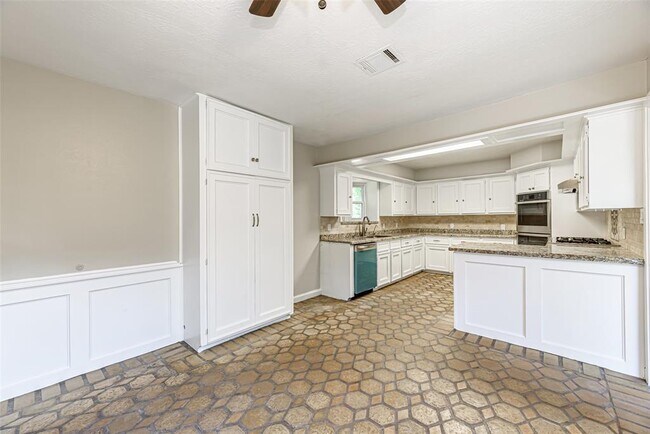 Building Photo - 102 Butlers Ct