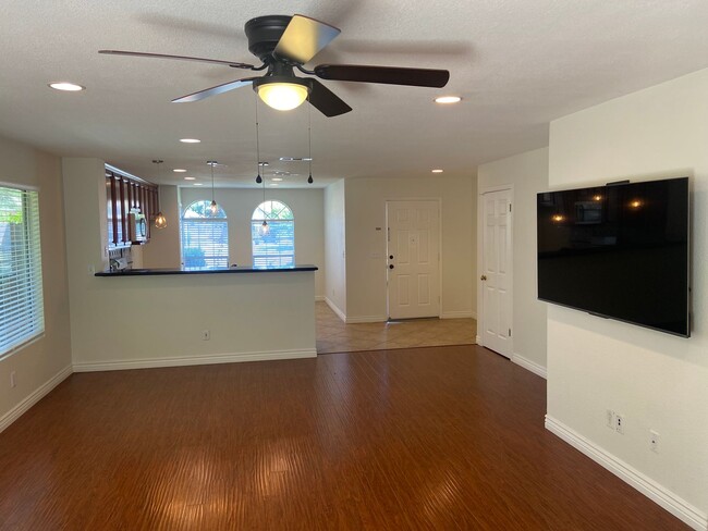 Building Photo - Prarie Oaks 3 Bdrm, 2 bath