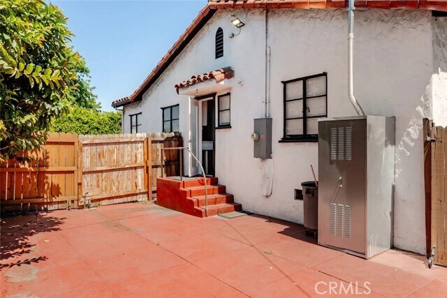 Building Photo - 1574 N Orange Grove Ave