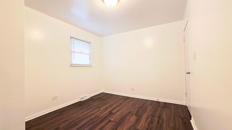 Bedroom 3 - 10200 S Crandon Ave