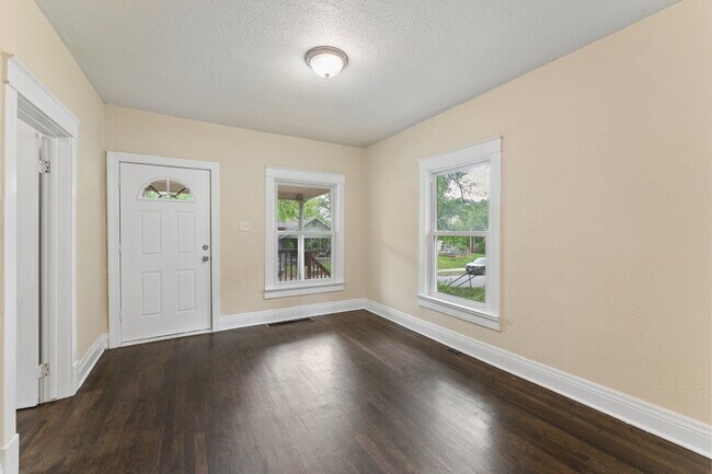 Building Photo - Charming 2-Bedroom Home!