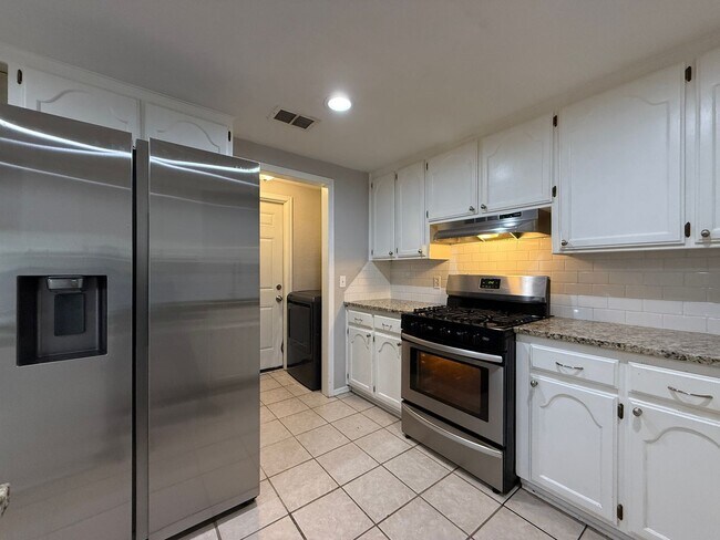 Building Photo - Convenience and Charm Meet! 4 bedroom