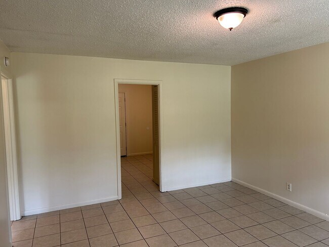 Building Photo - 685 Hill Rd