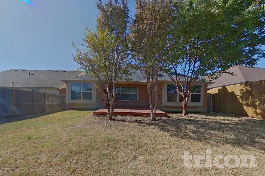 Building Photo - 5816 Greenmeadow Dr
