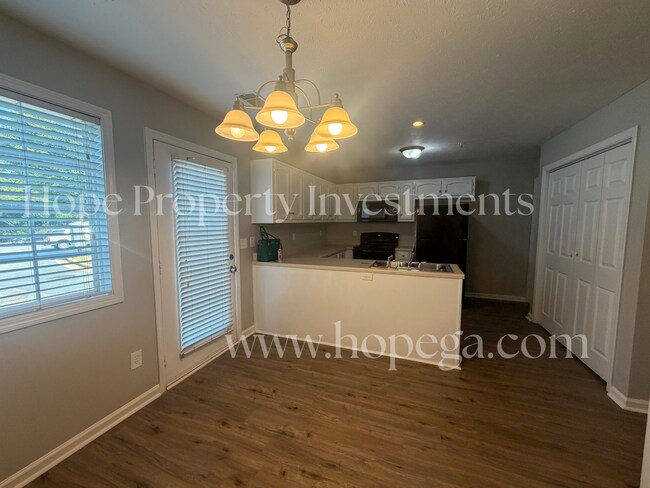 Building Photo - 5 E Newnan Rd