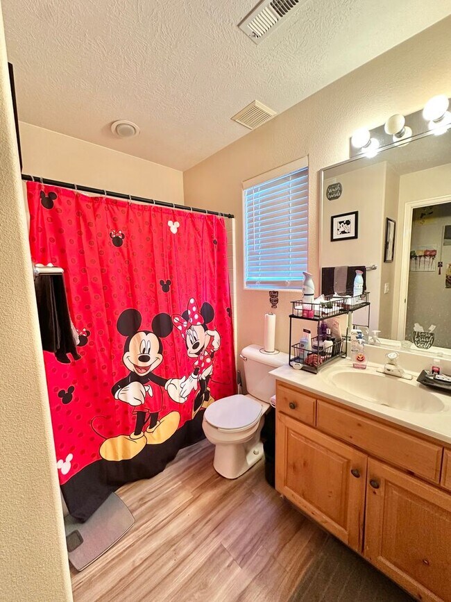 Building Photo - Charming 3 Bed, 2 Bath Home!