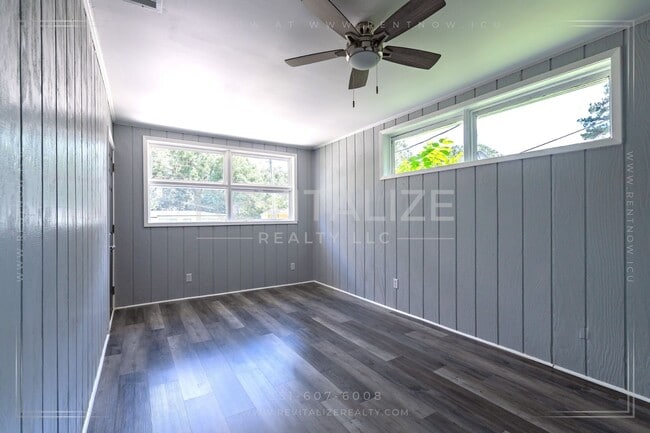 Building Photo - Charming 3-Bedroom Home with Unique Dual E...